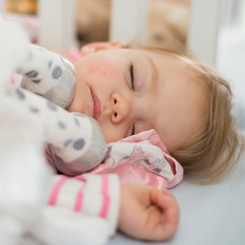 10 проверенных способов уложить малыша спать
